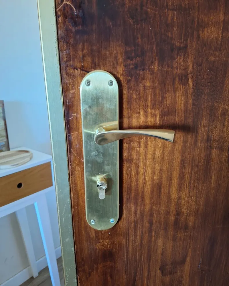 Después: Cerrajería: cerradura forzada, reparada con cerradura y manilla nuevas
