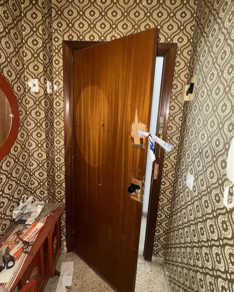 Antes: Cerrajería: puerta forzada en un intento de robo, sustituida por una puerta de seguridad
