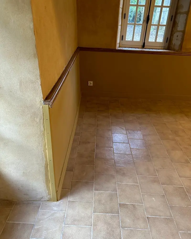 Antes: Carpintería: suelo laminado y rodapié