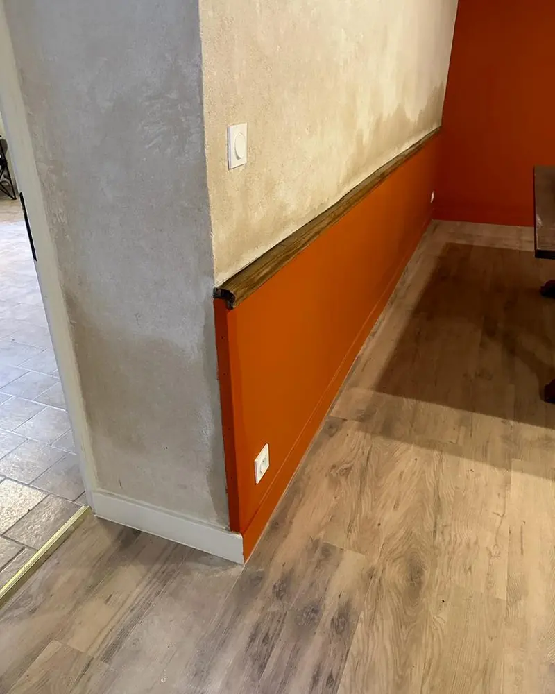 Después: Carpintería: suelo laminado y rodapié
